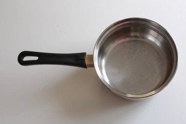 Beyaz arkaplanda boş mutfak aletleri