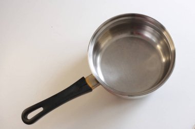 Beyaz arkaplanda boş mutfak aletleri