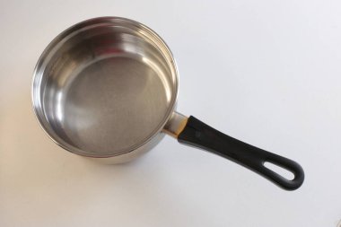 Beyaz arkaplanda boş mutfak aletleri