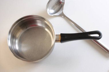 Beyaz arkaplanda boş mutfak aletleri