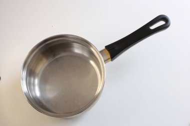 Beyaz arkaplanda boş mutfak aletleri