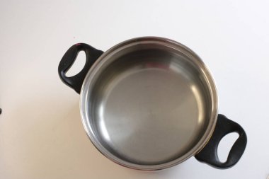 Beyaz arkaplanda boş mutfak aletleri