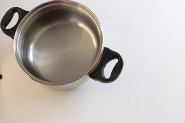 Beyaz arkaplanda boş mutfak aletleri