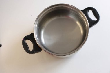 Beyaz arkaplanda boş mutfak aletleri