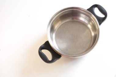 Beyaz arkaplanda boş mutfak aletleri