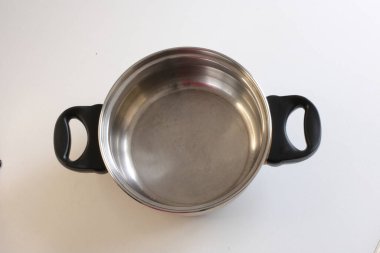 Beyaz arkaplanda boş mutfak aletleri