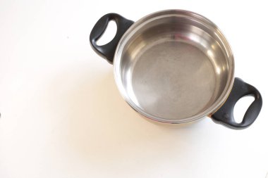 Beyaz arkaplanda boş mutfak aletleri