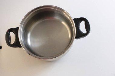 Beyaz arkaplanda boş mutfak aletleri