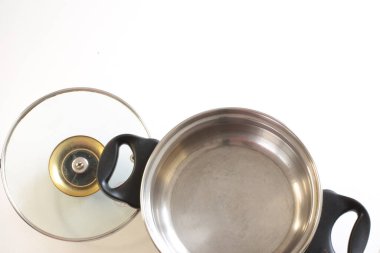 Beyaz arkaplanda boş mutfak aletleri