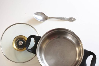 Beyaz arkaplanda boş mutfak aletleri