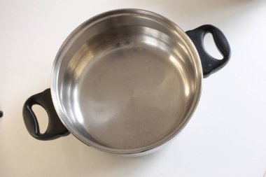 Beyaz arkaplanda boş mutfak aletleri