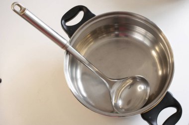 Beyaz arkaplanda boş mutfak aletleri