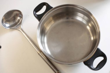 Beyaz arkaplanda boş mutfak aletleri