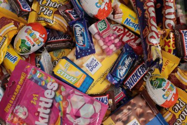 Nizhny Novgorod, Rusya - 3 Eylül 2020: Halls, Snickers, tic tac, Piknik, Orion, KitKat, Skittles, M & M, Ritter Sport, Choco Pie, Natoons, Kinder, Mamba, Samanyolu, Bounty, Nesquik, Fruittella