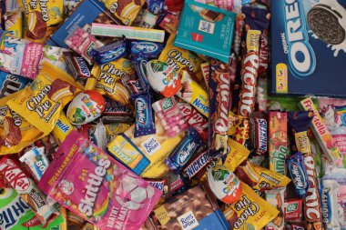 Nizhny Novgorod, Rusya - 3 Eylül 2020: Halls, Snickers, tic tac, Piknik, Orion, KitKat, Skittles, M & M, Ritter Sport, Choco Pie, Natoons, Kinder, Mamba, Samanyolu, Bounty, Nesquik, Fruittella