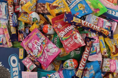 Nizhny Novgorod, Rusya - 3 Eylül 2020: Halls, Snickers, tic tac, Piknik, Orion, KitKat, Skittles, M & M, Ritter Sport, Choco Pie, Natoons, Kinder, Mamba, Samanyolu, Bounty, Nesquik, Fruittella