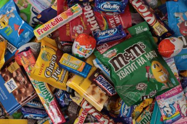 Nizhny Novgorod, Rusya - 3 Eylül 2020: Halls, Snickers, tic tac, Piknik, Orion, KitKat, Skittles, M & M, Ritter Sport, Choco Pie, Natoons, Kinder, Mamba, Samanyolu, Bounty, Nesquik, Fruittella