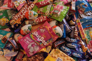 Nizhny Novgorod, Rusya - 3 Eylül 2020: Halls, Snickers, tic tac, Piknik, Orion, KitKat, Skittles, M & M, Ritter Sport, Choco Pie, Natoons, Kinder, Mamba, Samanyolu, Bounty, Nesquik, Fruittella