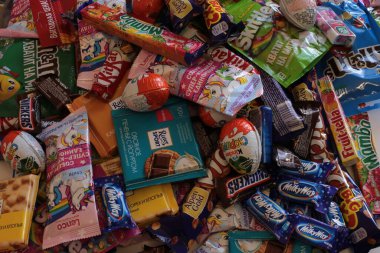 Nizhny Novgorod, Rusya - 3 Eylül 2020: Halls, Snickers, tic tac, Piknik, Orion, KitKat, Skittles, M & M, Ritter Sport, Choco Pie, Natoons, Kinder, Mamba, Samanyolu, Bounty, Nesquik, Fruittella