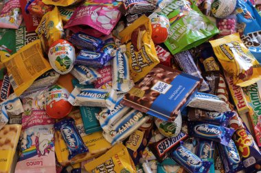 Nizhny Novgorod, Rusya - 3 Eylül 2020: Halls, Snickers, tic tac, Piknik, Orion, KitKat, Skittles, M & M, Ritter Sport, Choco Pie, Natoons, Kinder, Mamba, Samanyolu, Bounty, Nesquik, Fruittella
