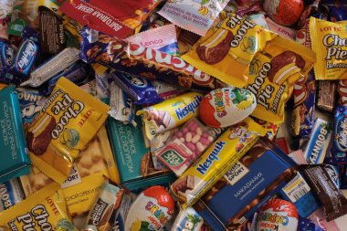 Nizhny Novgorod, Rusya - 3 Eylül 2020: Halls, Snickers, tic tac, Piknik, Orion, KitKat, Skittles, M & M, Ritter Sport, Choco Pie, Natoons, Kinder, Mamba, Samanyolu, Bounty, Nesquik, Fruittella