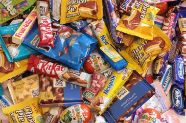 Nizhny Novgorod, Rusya - 3 Eylül 2020: Halls, Snickers, tic tac, Piknik, Orion, KitKat, Skittles, M & M, Ritter Sport, Choco Pie, Natoons, Kinder, Mamba, Samanyolu, Bounty, Nesquik, Fruittella
