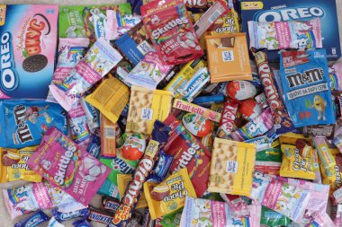 Nizhny Novgorod, Rusya - 3 Eylül 2020: Halls, Snickers, tic tac, Piknik, Orion, KitKat, Skittles, M & M, Ritter Sport, Choco Pie, Natoons, Kinder, Mamba, Samanyolu, Bounty, Nesquik, Fruittella