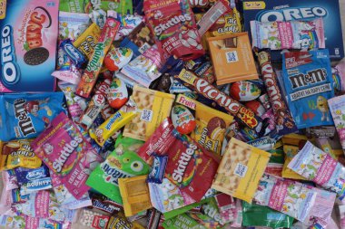 Nizhny Novgorod, Rusya - 3 Eylül 2020: Halls, Snickers, tic tac, Piknik, Orion, KitKat, Skittles, M & M, Ritter Sport, Choco Pie, Natoons, Kinder, Mamba, Samanyolu, Bounty, Nesquik, Fruittella