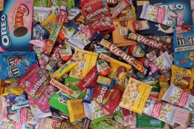 Nizhny Novgorod, Rusya - 3 Eylül 2020: Halls, Snickers, tic tac, Piknik, Orion, KitKat, Skittles, M & M, Ritter Sport, Choco Pie, Natoons, Kinder, Mamba, Samanyolu, Bounty, Nesquik, Fruittella