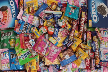 Nizhny Novgorod, Rusya - 3 Eylül 2020: Halls, Snickers, tic tac, Piknik, Orion, KitKat, Skittles, M & M, Ritter Sport, Choco Pie, Natoons, Kinder, Mamba, Samanyolu, Bounty, Nesquik, Fruittella
