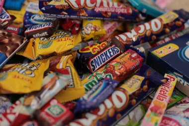 Nizhny Novgorod, Rusya - 3 Eylül 2020: Halls, Snickers, tic tac, Piknik, Orion, KitKat, Skittles, M & M, Ritter Sport, Choco Pie, Natoons, Kinder, Mamba, Samanyolu, Bounty, Nesquik, Fruittella