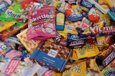 Nizhny Novgorod, Rusya - 3 Eylül 2020: Halls, Snickers, tic tac, Piknik, Orion, KitKat, Skittles, M & M, Ritter Sport, Choco Pie, Natoons, Kinder, Mamba, Samanyolu, Bounty, Nesquik, Fruittella