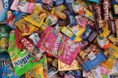 Nizhny Novgorod, Rusya - 3 Eylül 2020: Halls, Snickers, tic tac, Piknik, Orion, KitKat, Skittles, M & M, Ritter Sport, Choco Pie, Natoons, Kinder, Mamba, Samanyolu, Bounty, Nesquik, Fruittella