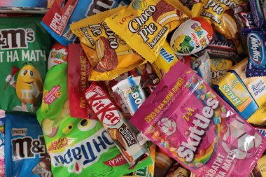Nizhny Novgorod, Rusya - 3 Eylül 2020: Halls, Snickers, tic tac, Piknik, Orion, KitKat, Skittles, M & M, Ritter Sport, Choco Pie, Natoons, Kinder, Mamba, Samanyolu, Bounty, Nesquik, Fruittella