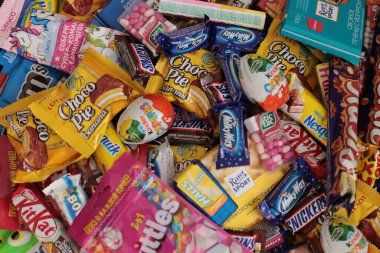 Nizhny Novgorod, Rusya - 3 Eylül 2020: Halls, Snickers, tic tac, Piknik, Orion, KitKat, Skittles, M & M, Ritter Sport, Choco Pie, Natoons, Kinder, Mamba, Samanyolu, Bounty, Nesquik, Fruittella