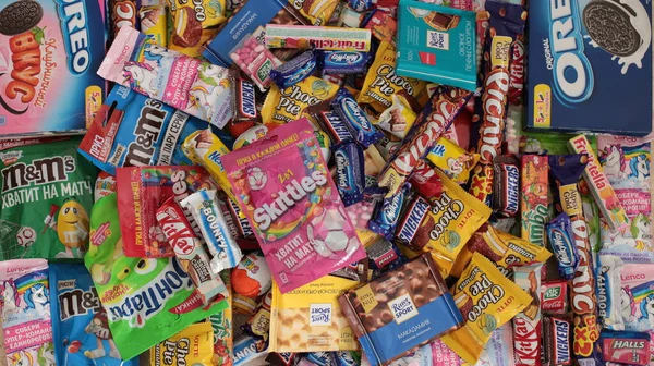 Nizhny Novgorod, Rusya - 3 Eylül 2020: Halls, Snickers, tic tac, Piknik, Orion, KitKat, Skittles, M & M, Ritter Sport, Choco Pie, Natoons, Kinder, Mamba, Samanyolu, Bounty, Nesquik, Fruittella