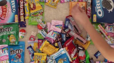 Nizhny Novgorod, Rusya - 3 Eylül 2020: Halls, Snickers, tic tac, Piknik, Orion, KitKat, Skittles, M & M, Ritter Sport, Choco Pie, Natoons, Kinder, Mamba, Samanyolu, Bounty