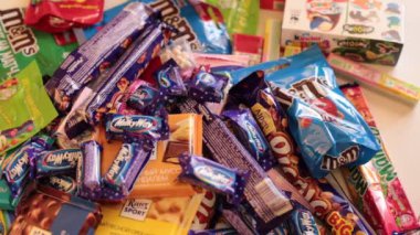 Nizhny Novgorod, Rusya - 3 Eylül 2020: Halls, Snickers, tic tac, Piknik, Orion, KitKat, Skittles, M & M, Ritter Sport, Choco Pie, Natoons, Kinder, Mamba, Samanyolu, Bounty