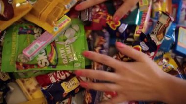 Nizhny Novgorod, Rusya - 3 Eylül 2020: Halls, Snickers, tic tac, Piknik, Orion, KitKat, Skittles, M & M, Ritter Sport, Choco Pie, Natoons, Kinder, Mamba, Samanyolu, Bounty