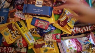 Nizhny Novgorod, Rusya - 3 Eylül 2020: Halls, Snickers, tic tac, Piknik, Orion, KitKat, Skittles, M & M, Ritter Sport, Choco Pie, Natoons, Kinder, Mamba, Samanyolu, Bounty