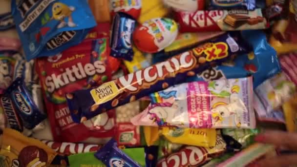Nizhny Novgorod Russia September 2020 Lots Popular Sweets Halls Snickers — Stock Video