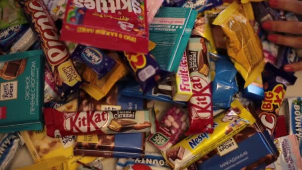 Nischni Nowgorod Russland September 2020 Viele Beliebte Süßigkeiten Hallen Snickers — Stockvideo