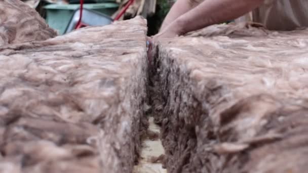 Worker Cuts Glass Wool Building Insulation — Stock Video