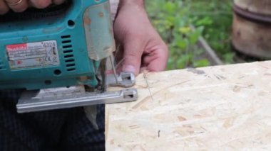 İşçi inşaat için tahta kesiyor.