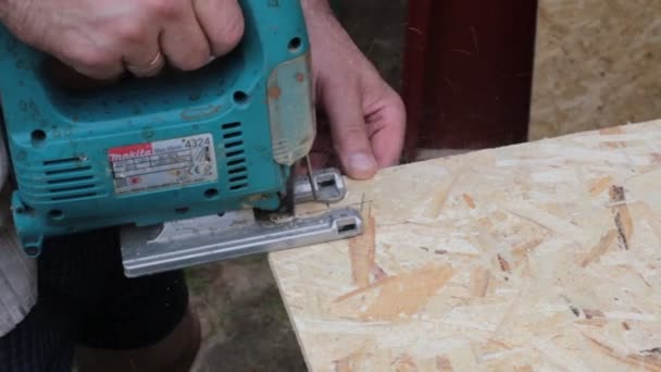 Trabalhador Serrar Tábuas Madeira Para Construção — Vídeo de Stock