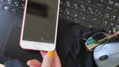 Nizhny Novgorod, Rusya - 11 Eylül 2020: kırık iPhone 8 ekranı artı telefon, kırık cam parçaları monitörde onarıma ihtiyacı var