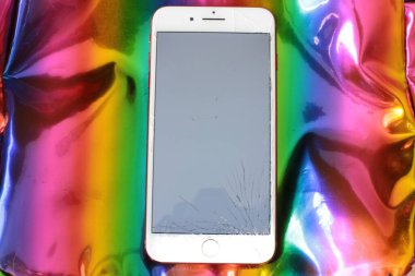 Nizhny Novgorod, Rusya - 11 Eylül 2020: kırık iPhone 8 ekranı artı telefon, kırık cam parçaları monitörde onarıma ihtiyacı var
