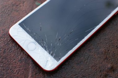 Nizhny Novgorod, Rusya - 11 Eylül 2020: kırık iPhone 8 ekranı artı telefon, kırık cam parçaları monitörde onarıma ihtiyacı var