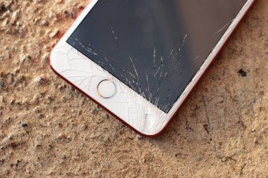Nizhny Novgorod, Rusya - 11 Eylül 2020: kırık iPhone 8 ekranı artı telefon, kırık cam parçaları monitörde onarıma ihtiyacı var