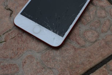 Nizhny Novgorod, Rusya - 11 Eylül 2020: kırık iPhone 8 ekranı artı telefon, kırık cam parçaları monitörde onarıma ihtiyacı var
